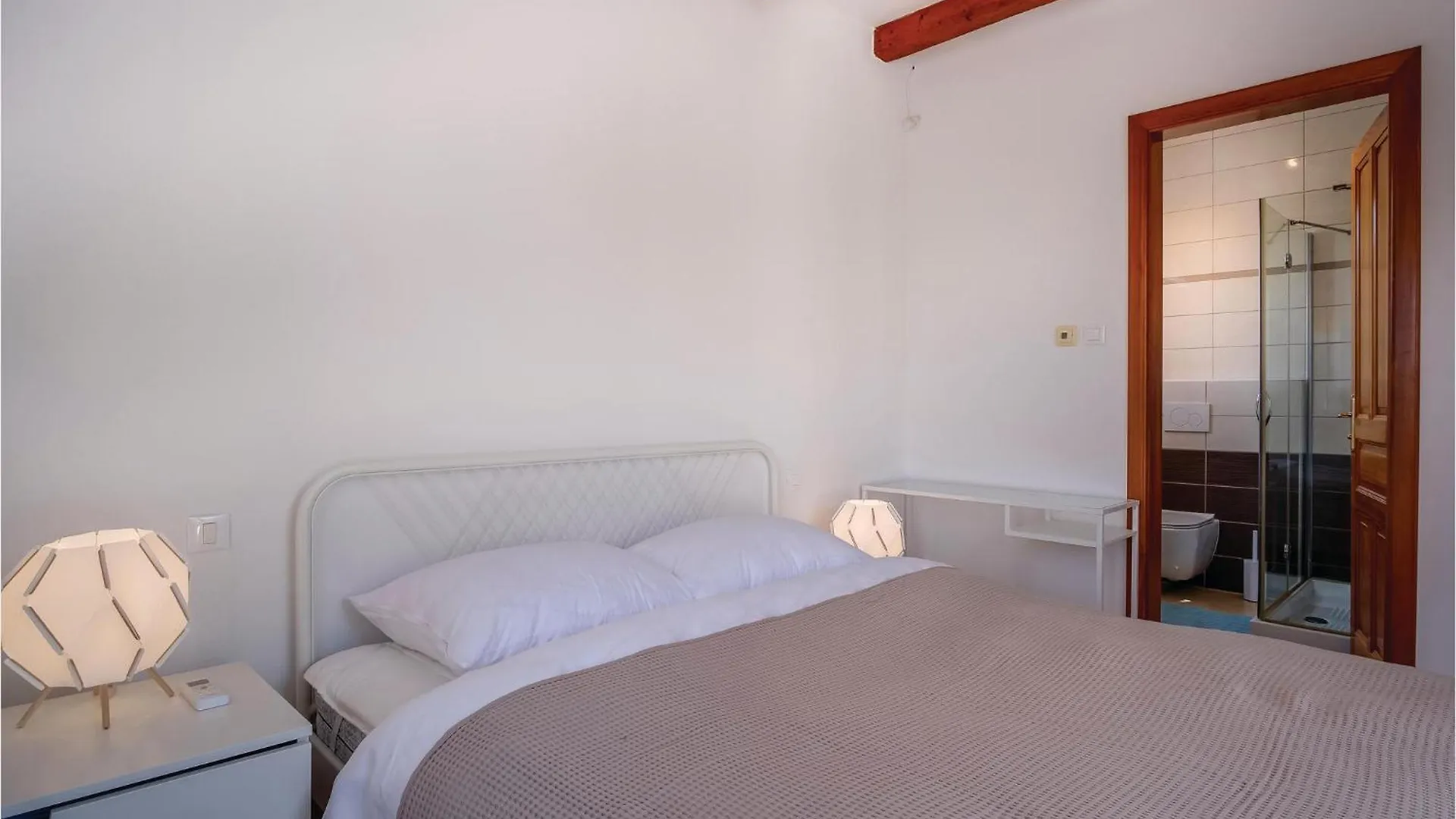 Beautiful Home In Sveti Jakov With Kitchen Holiday home