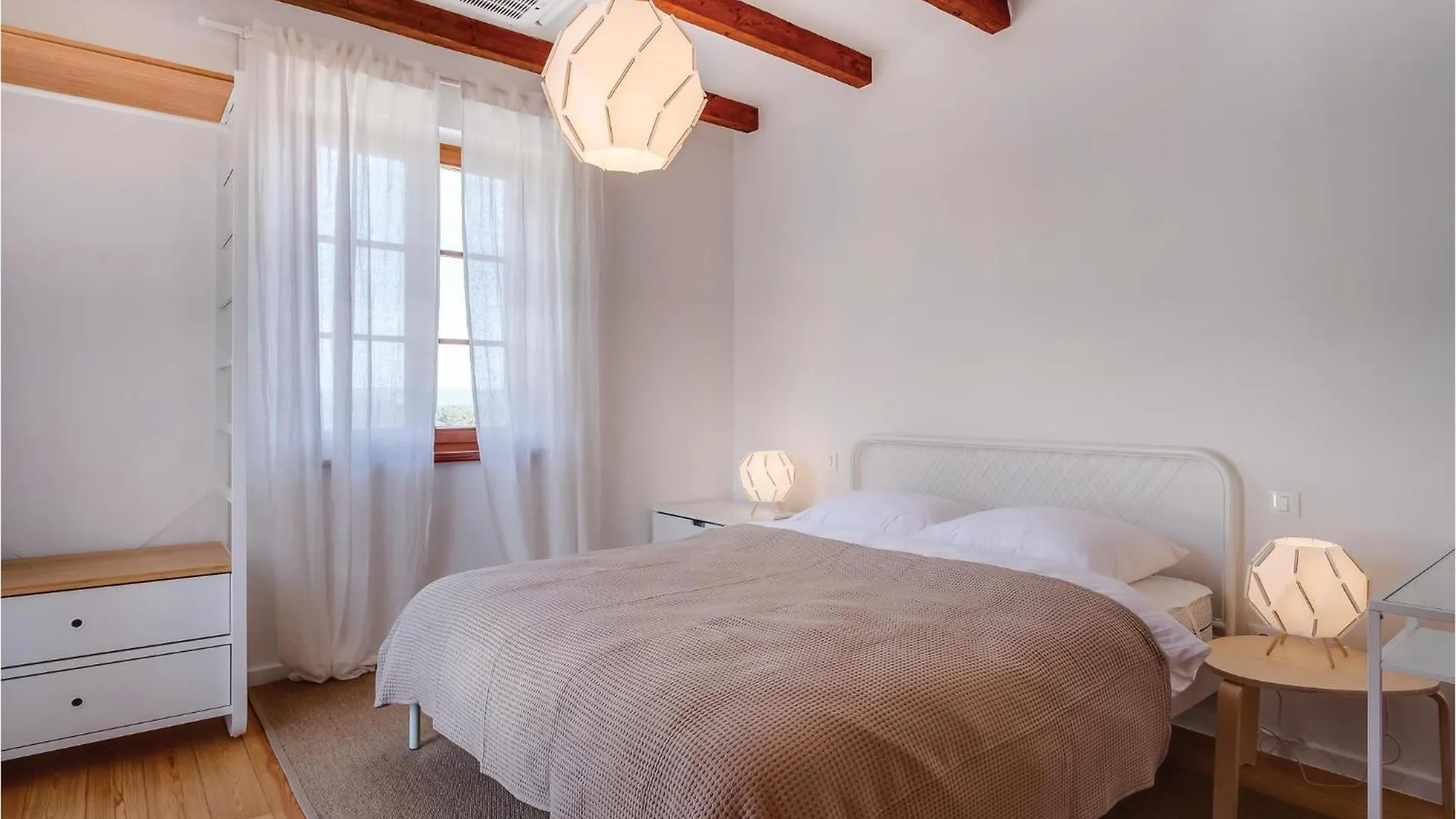 Beautiful Home In Sveti Jakov With Kitchen