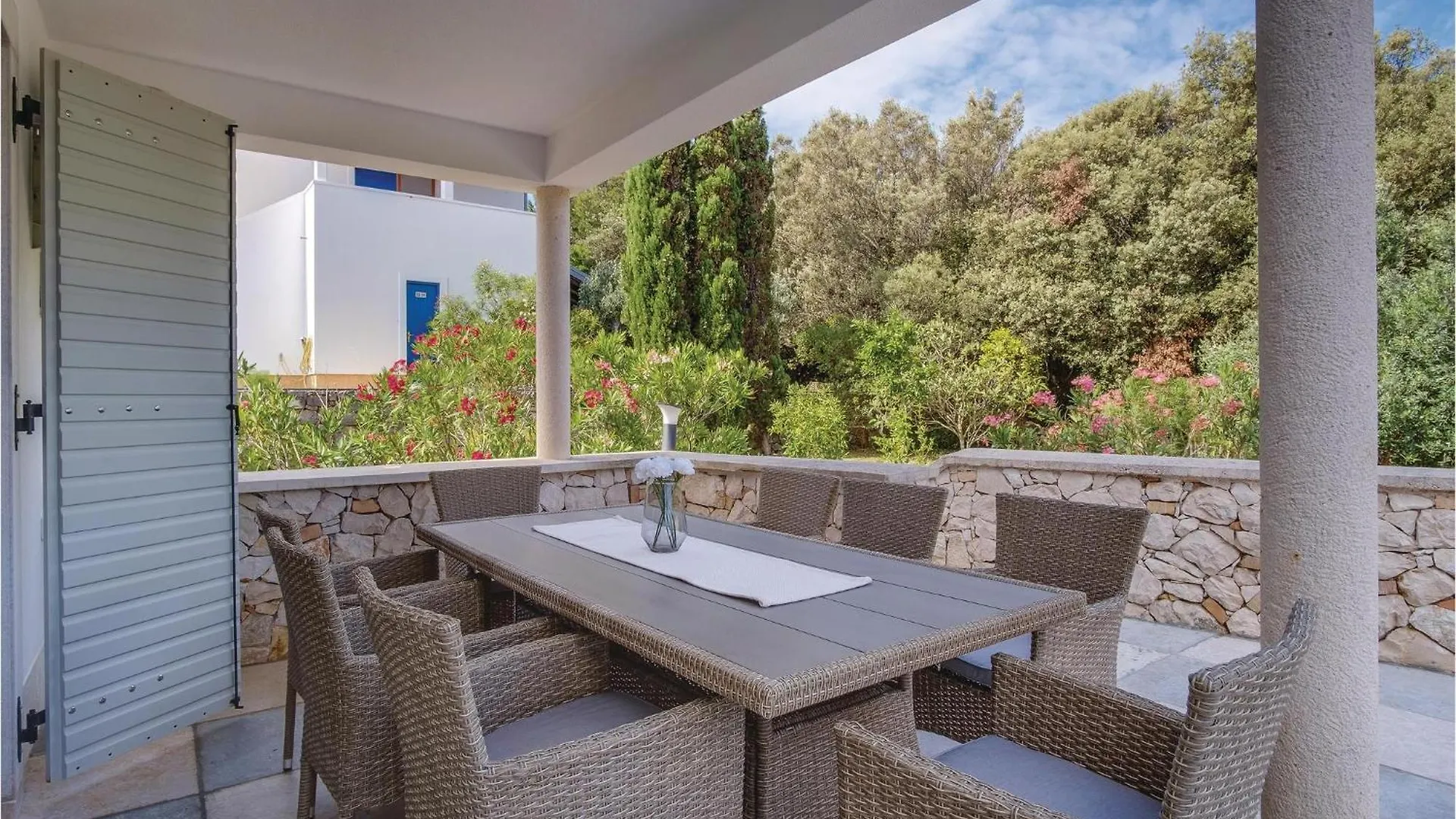Beautiful Home In Sveti Jakov With Kitchen